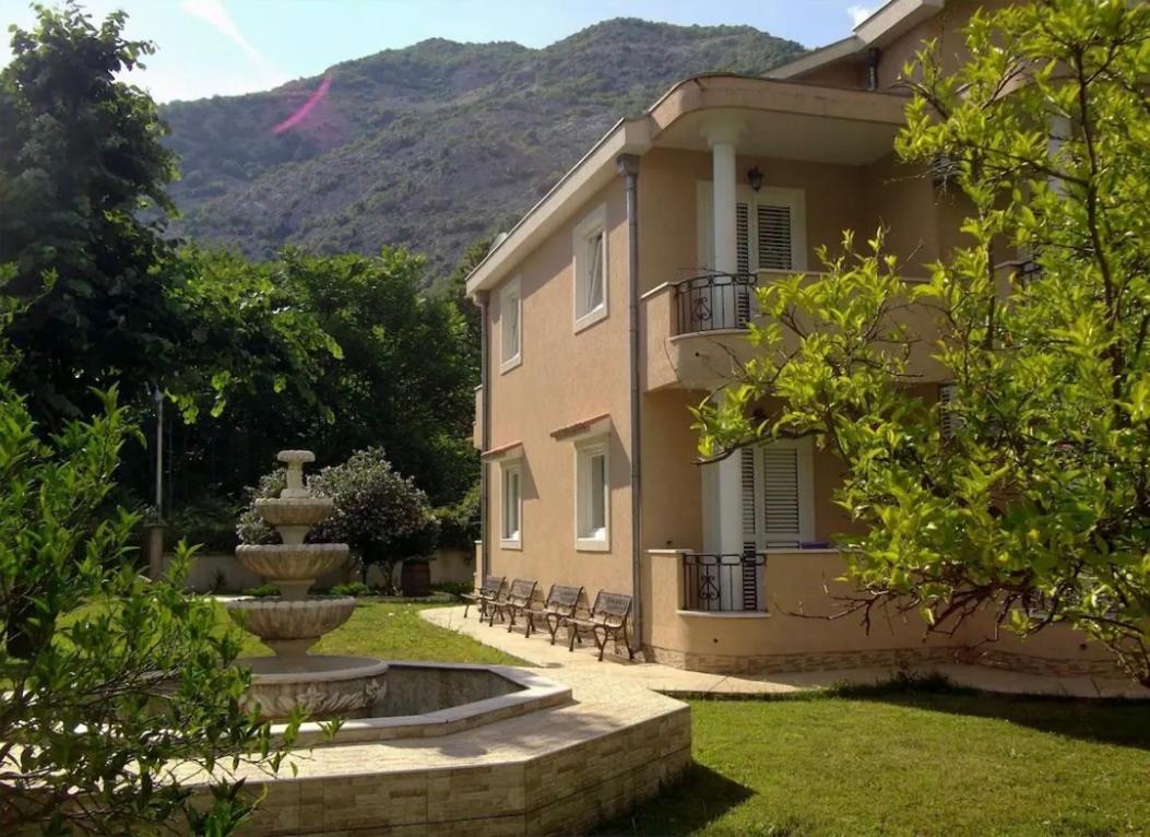Carine Garden Appartement Risan Buitenkant foto