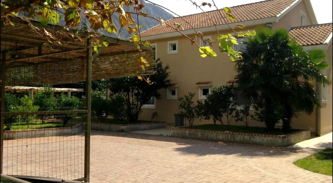 Carine Garden Appartement Risan Buitenkant foto