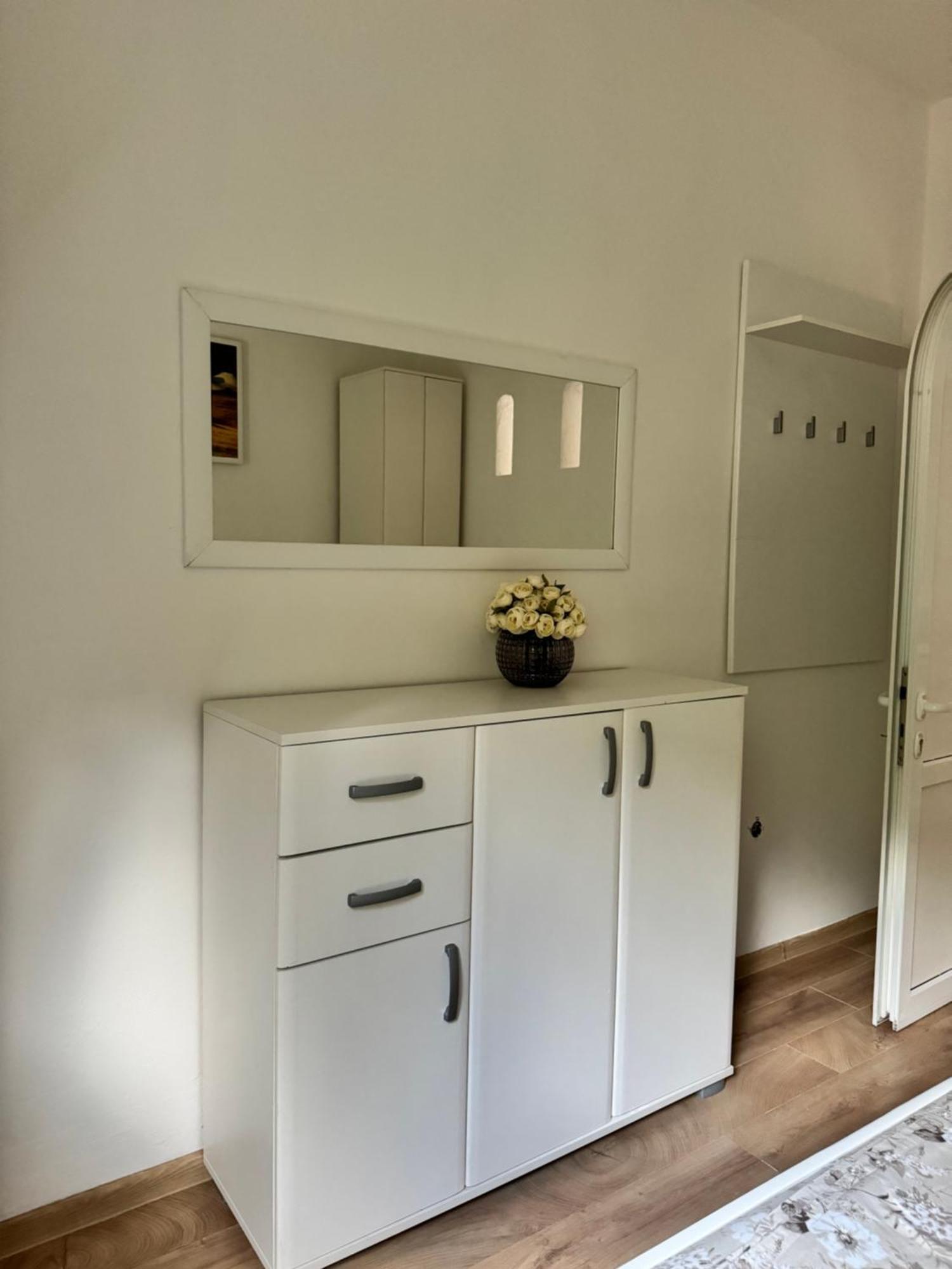 Carine Garden Appartement Risan Kamer foto