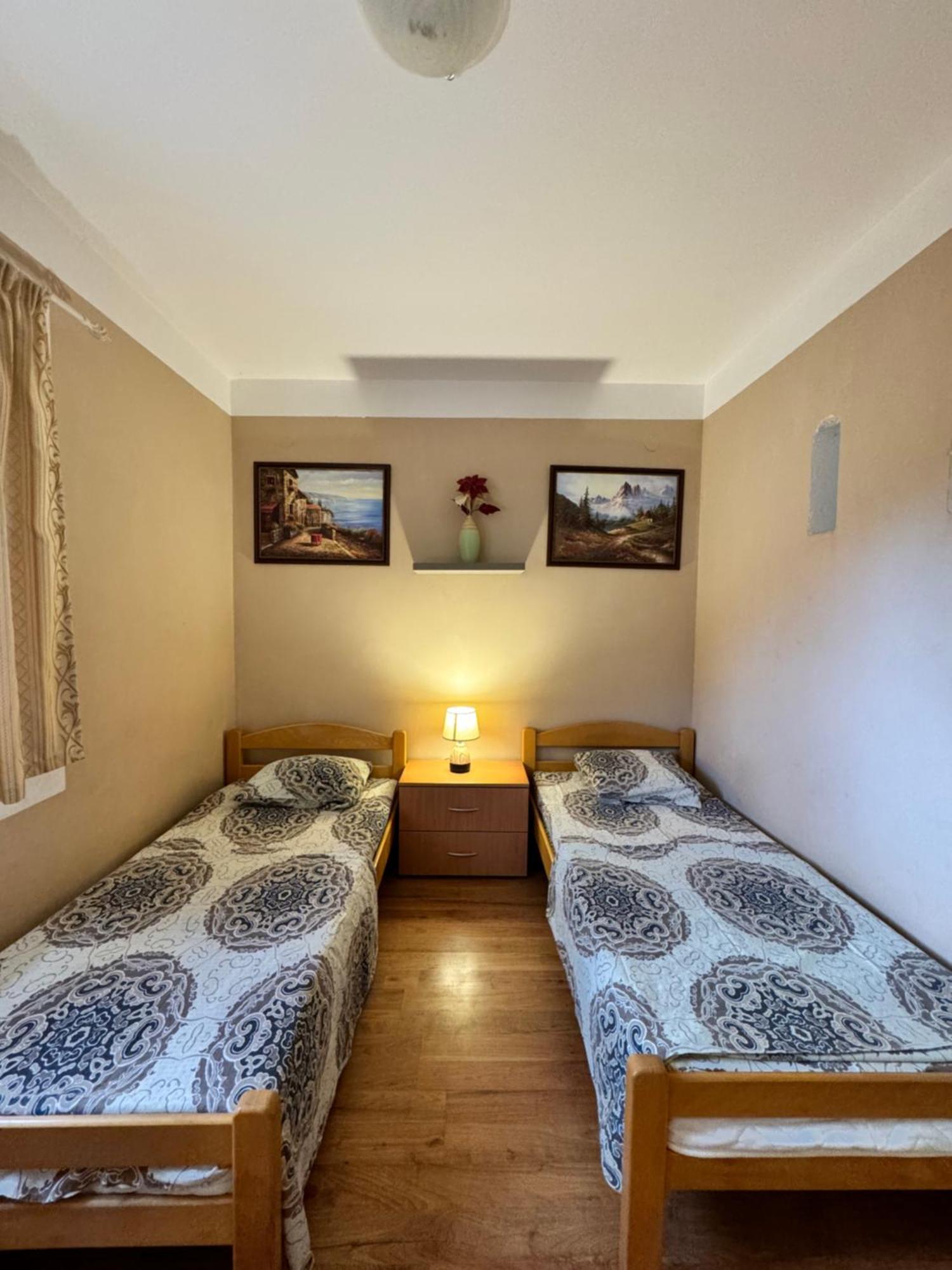 Carine Garden Appartement Risan Kamer foto