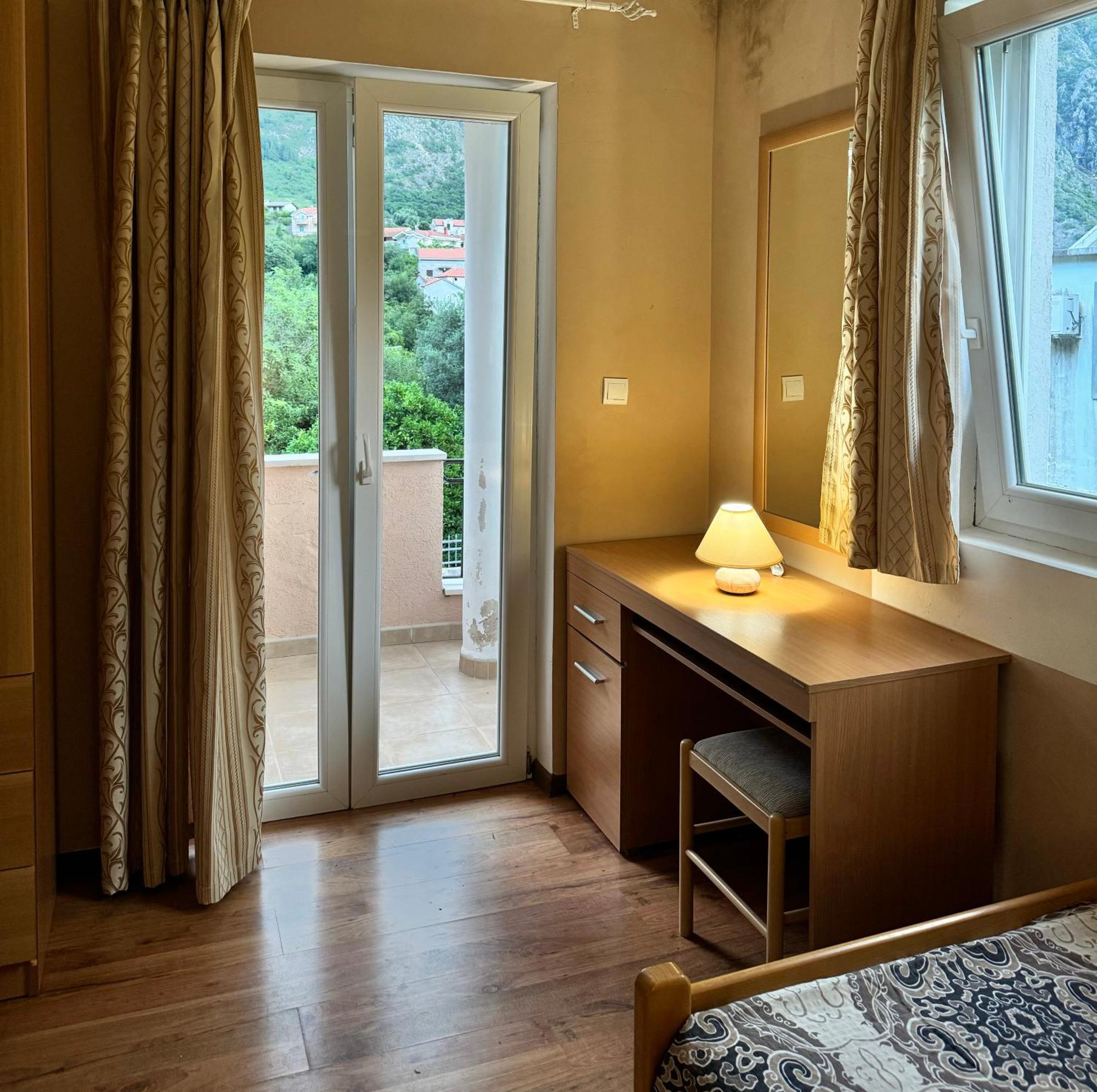 Carine Garden Appartement Risan Kamer foto