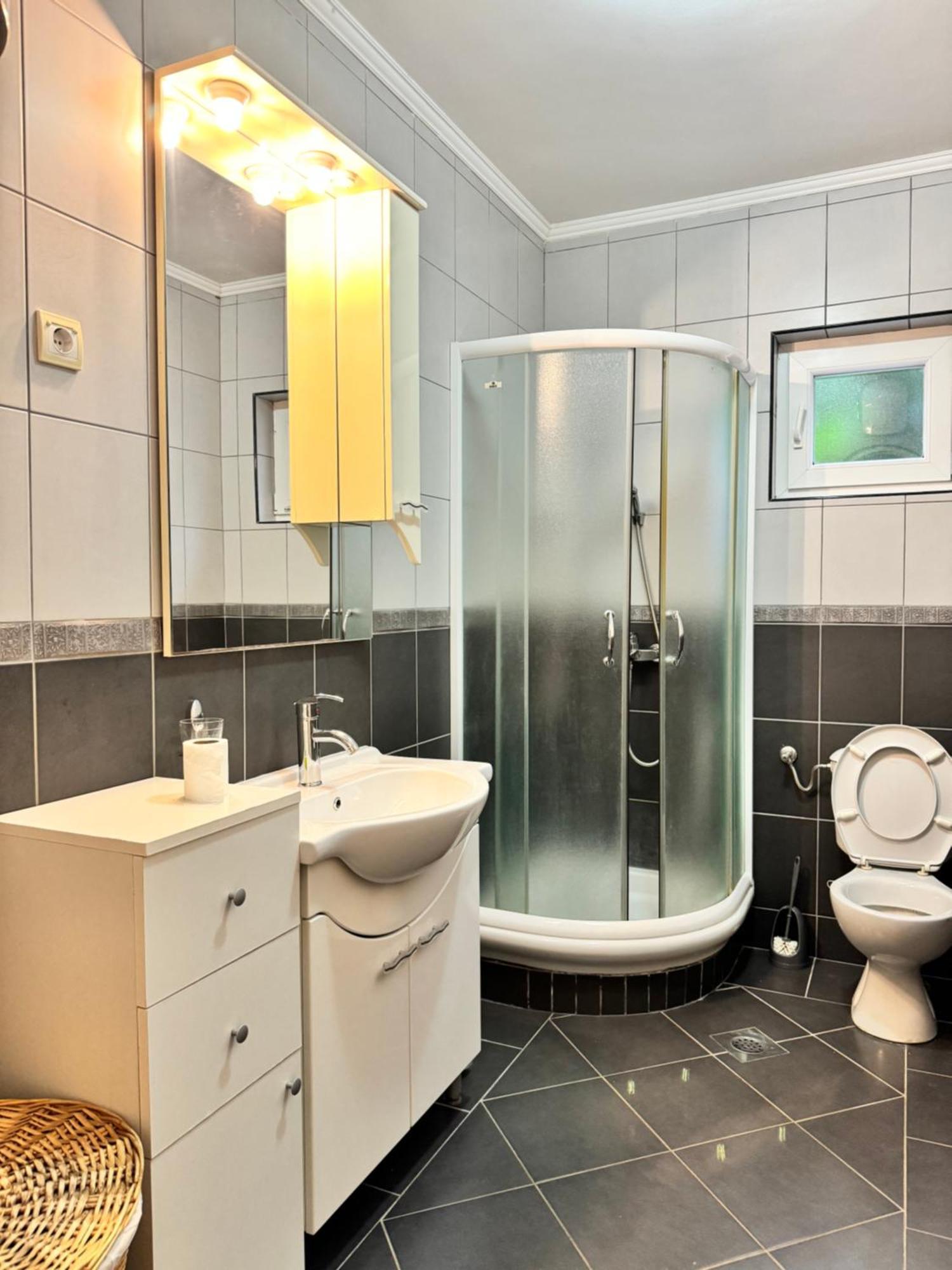 Carine Garden Appartement Risan Kamer foto