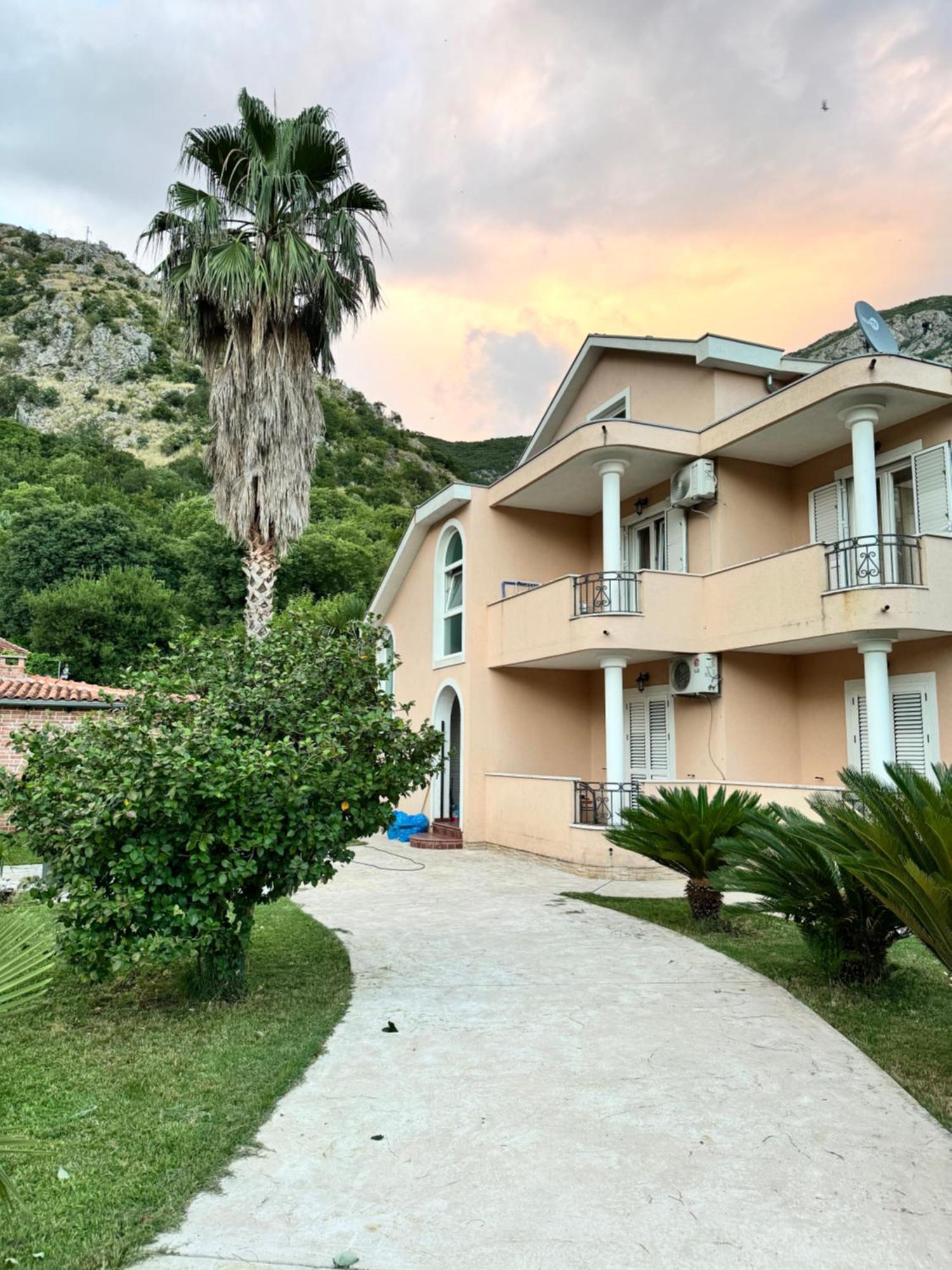 Carine Garden Appartement Risan Buitenkant foto