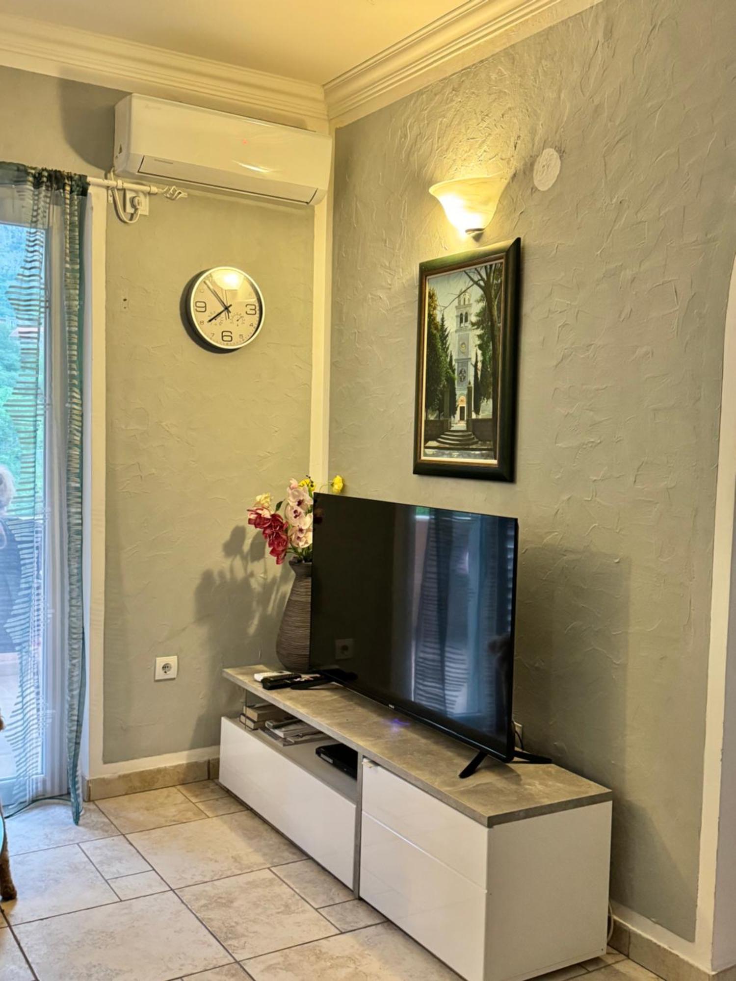 Carine Garden Appartement Risan Buitenkant foto